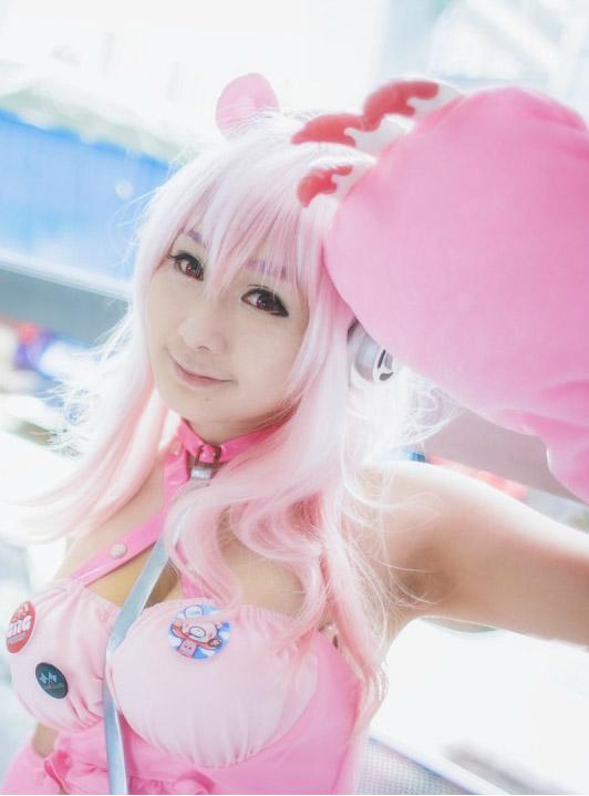 穿着粉色连衣裙，头戴猫耳朵，手上戴着一个大大的爪爪