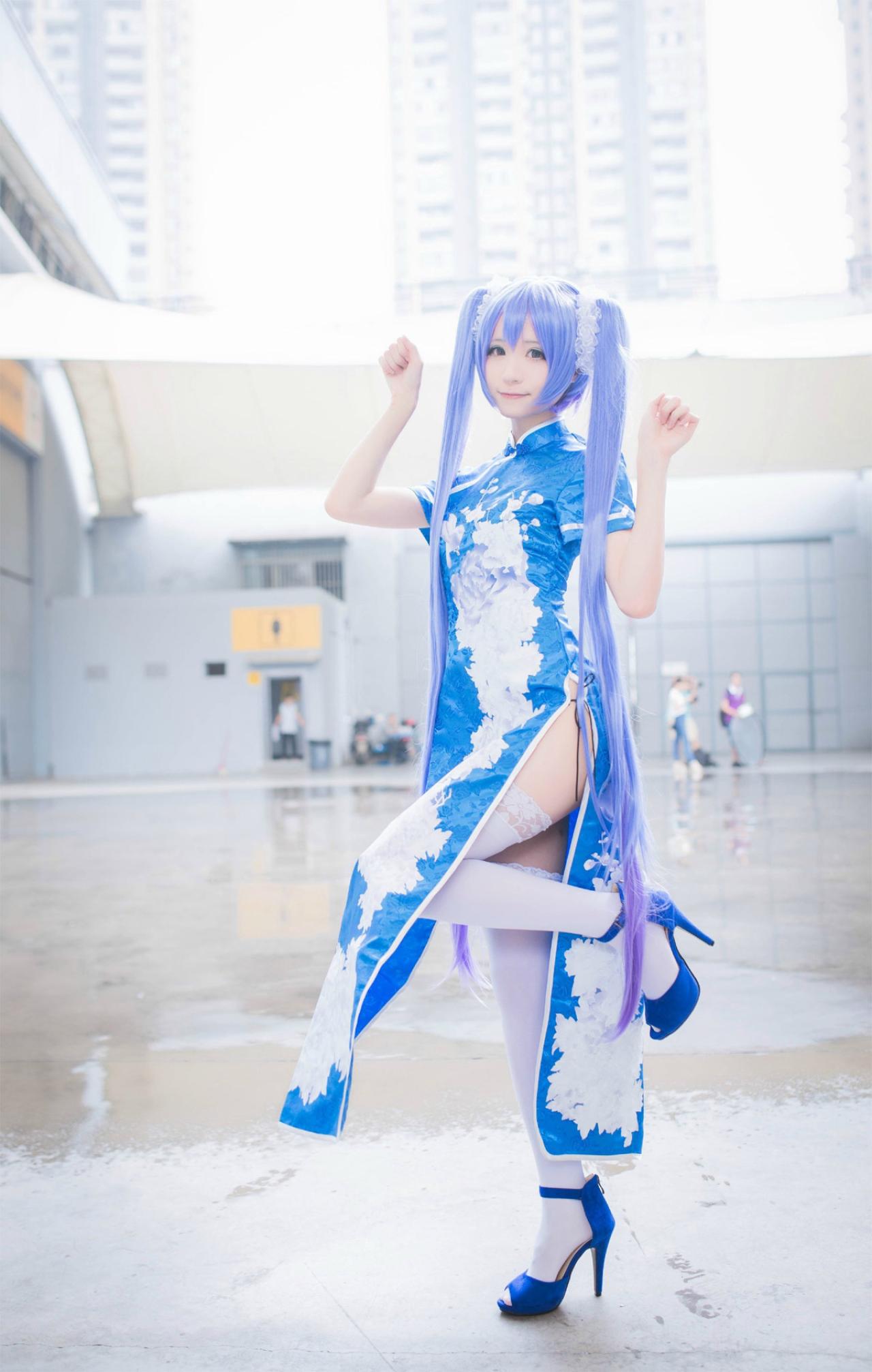 Meter扮成初音未来在展厅正面全身照