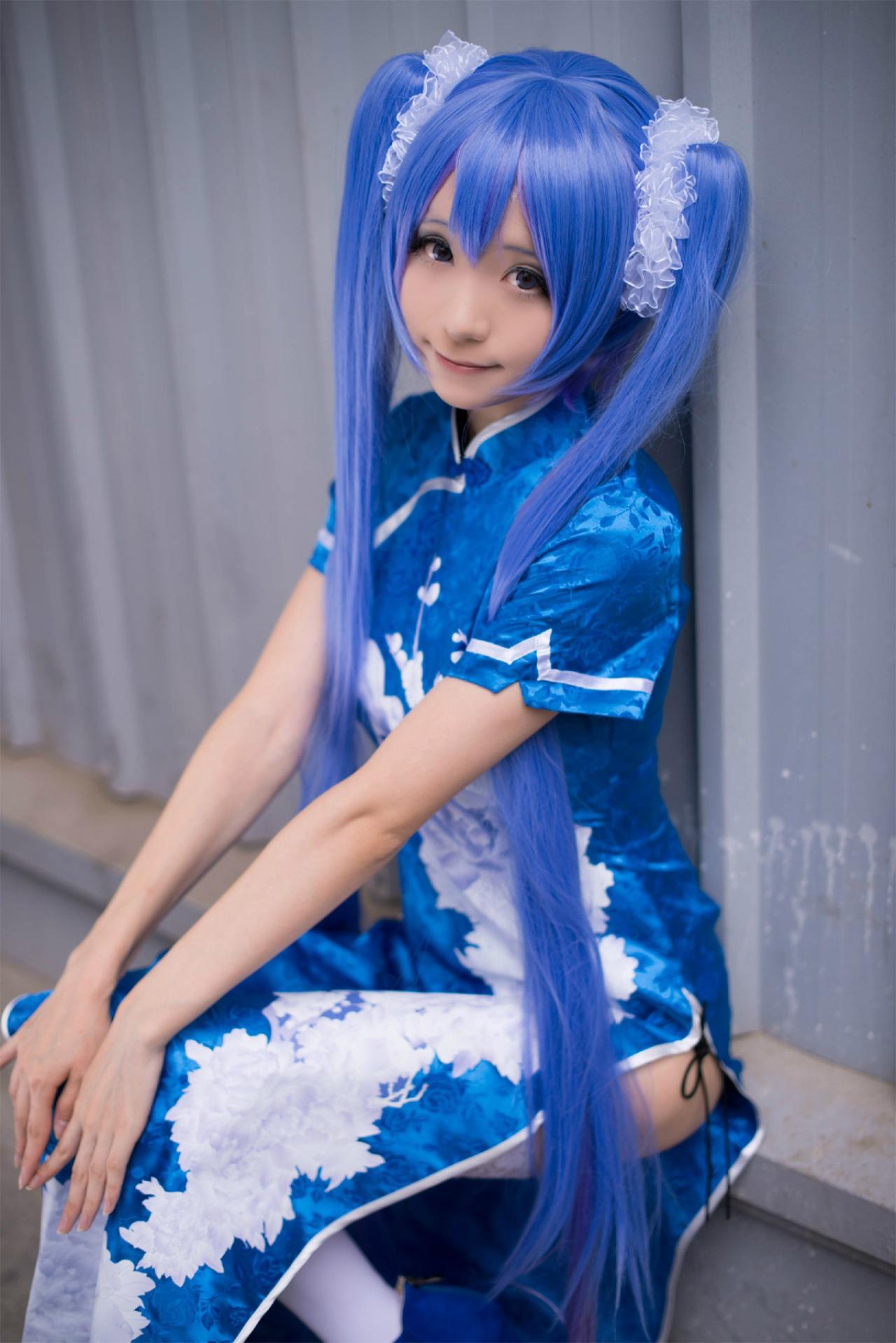 Meter扮成初音未来靠坐在墙上