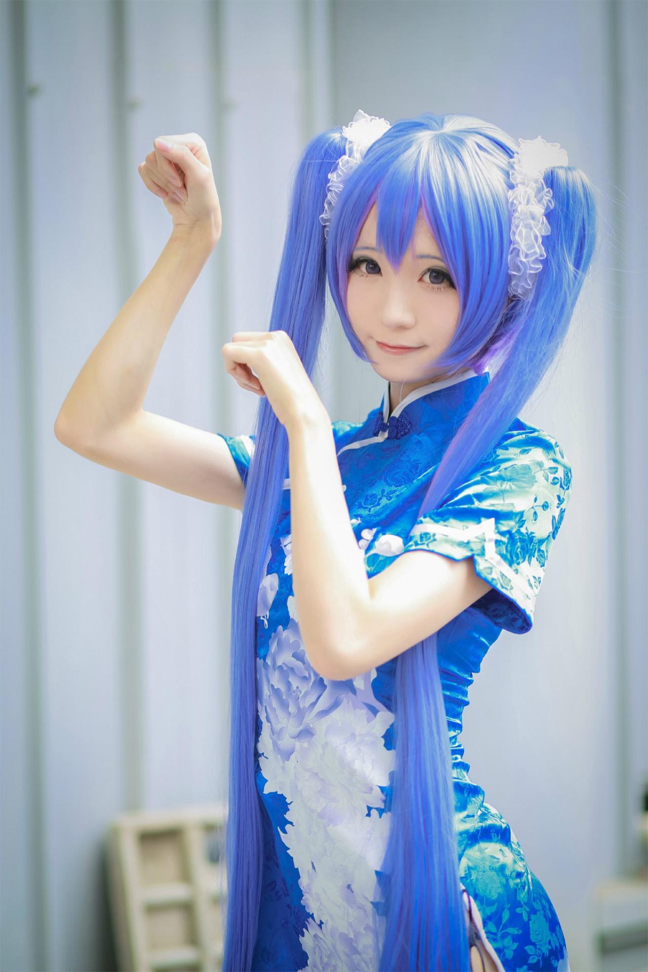 Meter扮演初音未来，扮成小猫的手势。