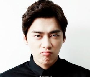 神情紧张，五官紧锁，看我放大招