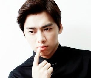 手指抵住嘴唇，作深思状