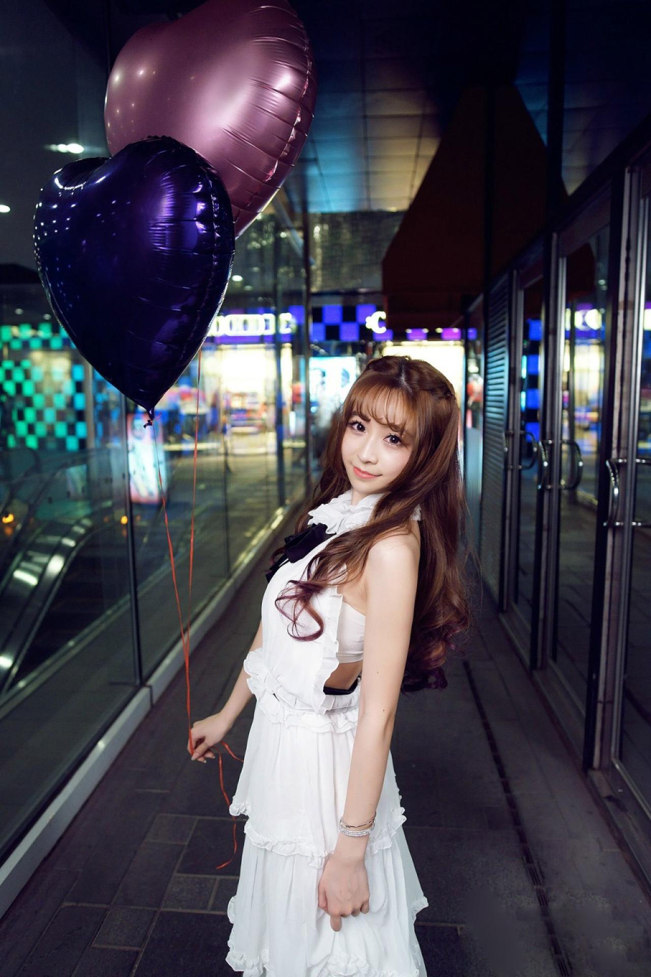 紫颜颜sweet手持气球侧面照