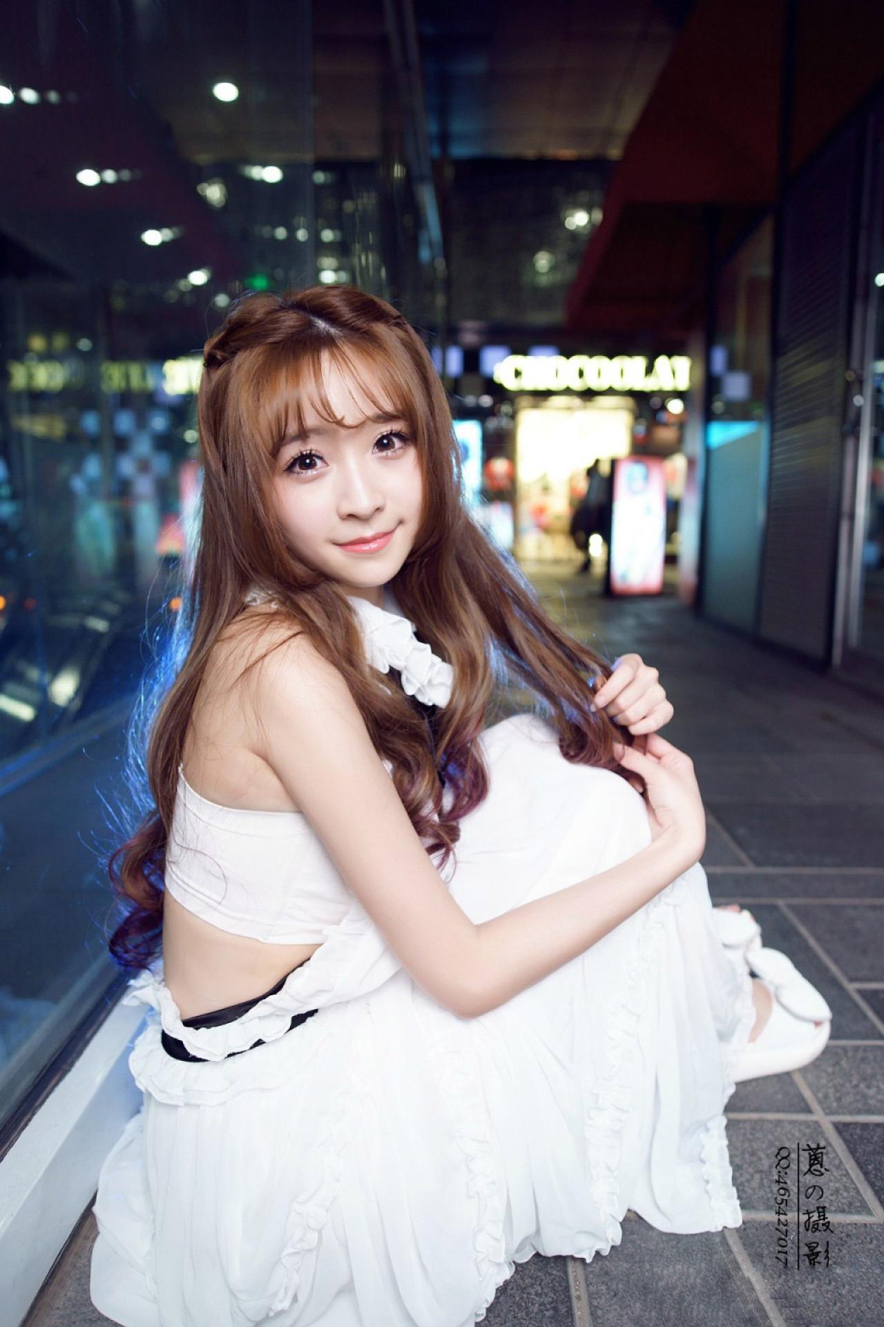 紫颜颜sweet靠在橱窗边上