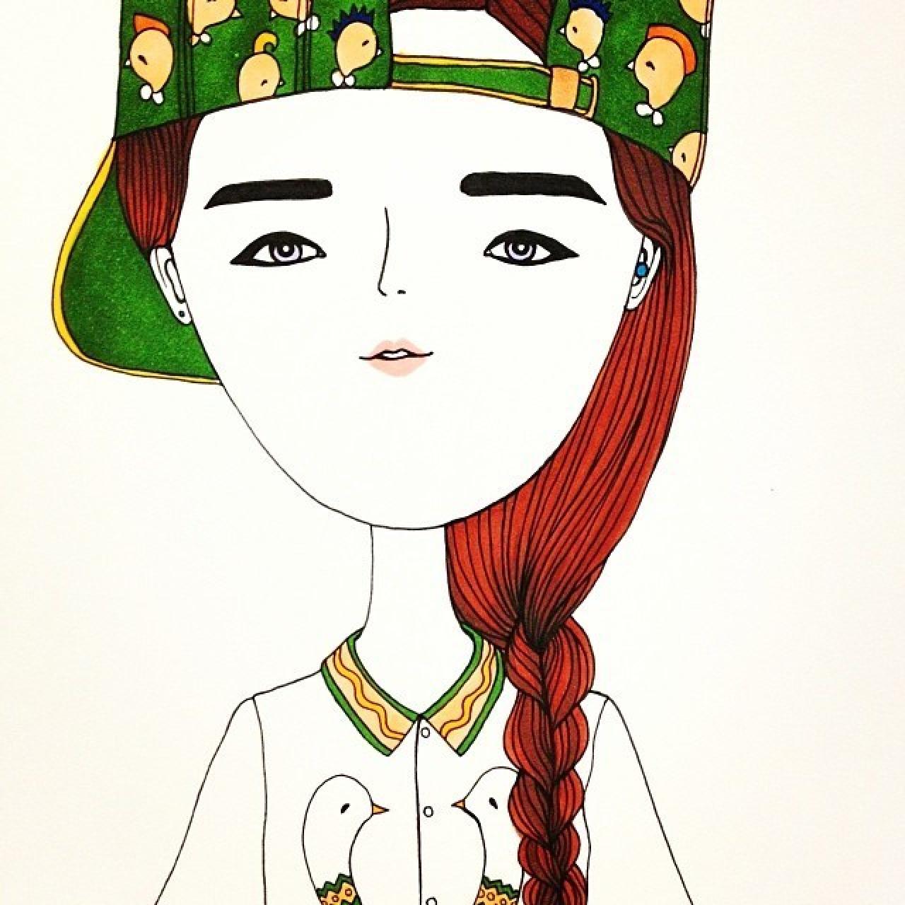 长长的麻花辫，反戴俏皮可爱的妹子