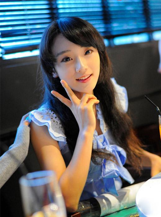 Miyuko在拍摄AZA003现场，剪刀手卖萌微笑