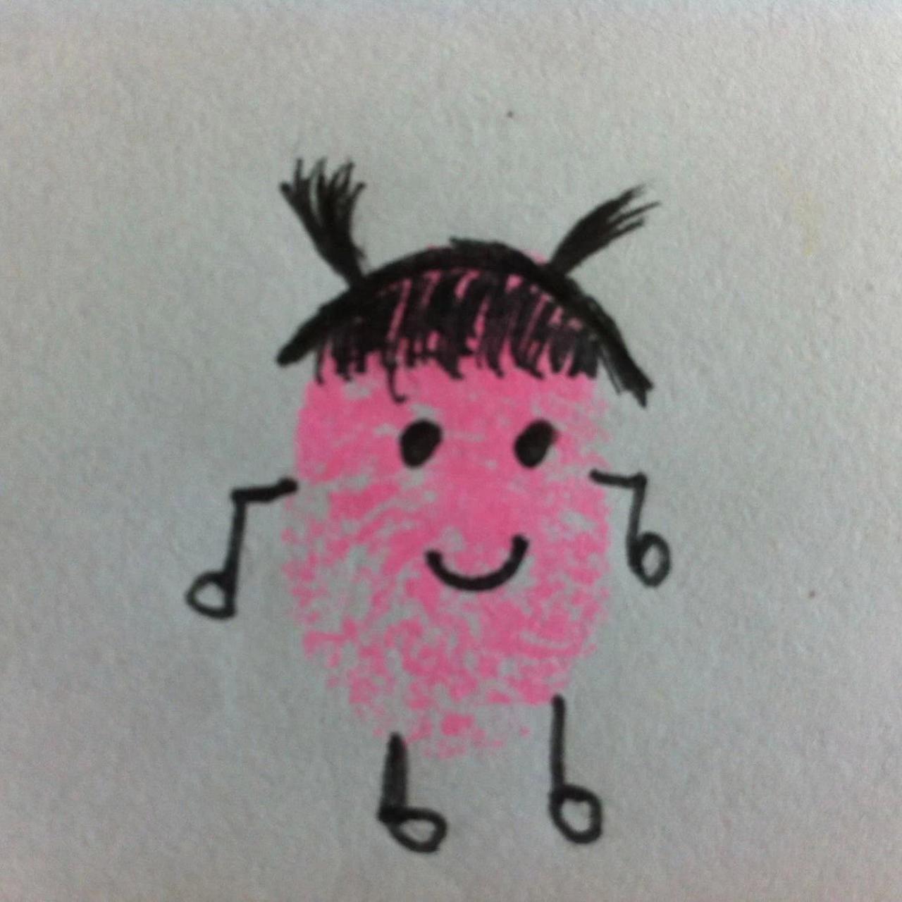 扎着小辫的粉色指纹画小人
