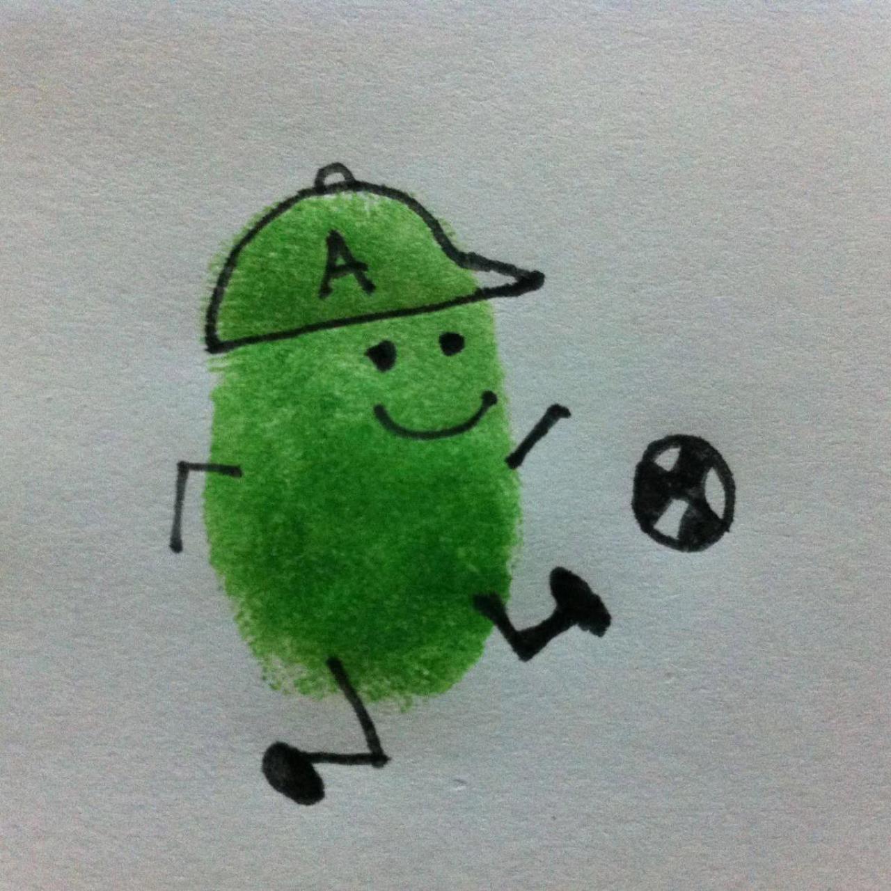 踢足球的绿色指纹画小人