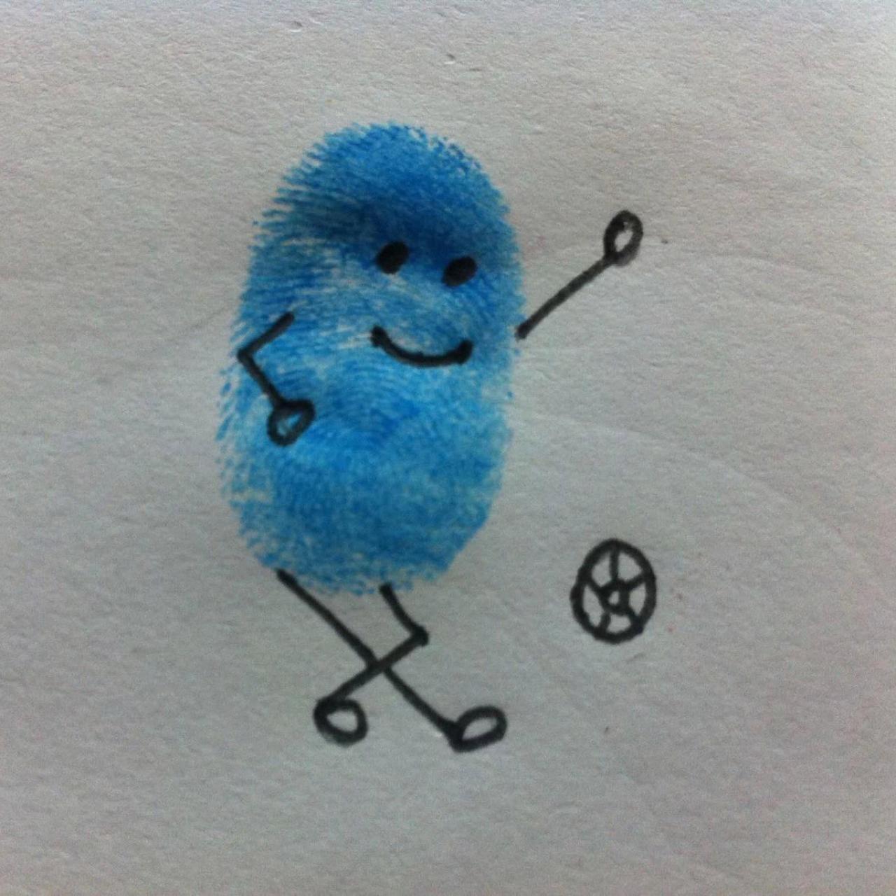 正在踢足球的蓝色指纹画小人