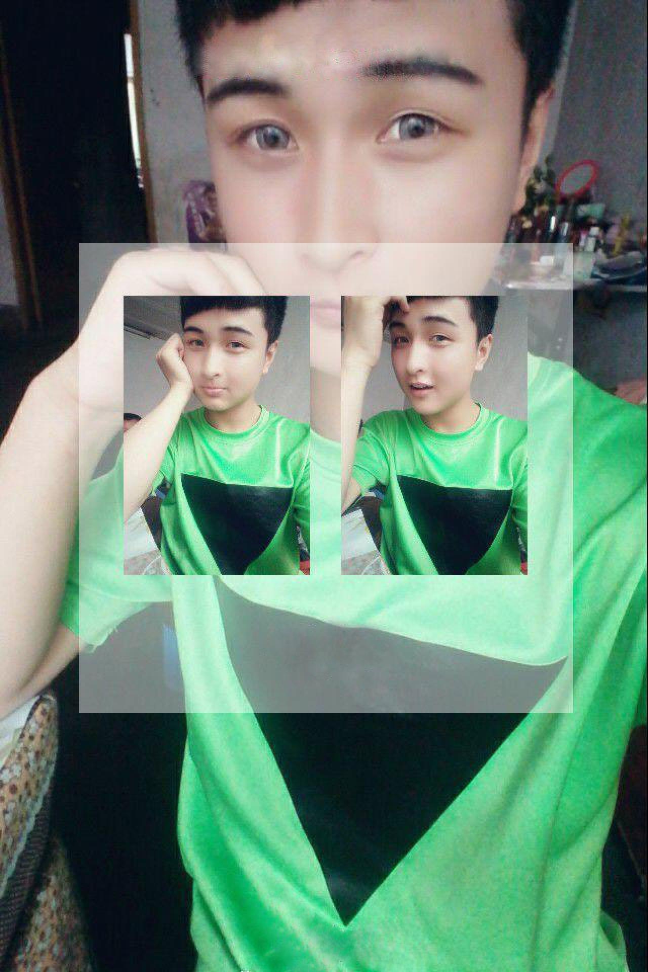 可爱leo楚儿穿着绿色T恤嘟嘴自拍照