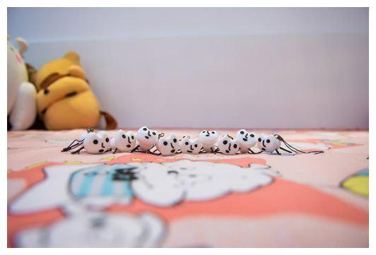 每一颗上都画着一种表情的手链