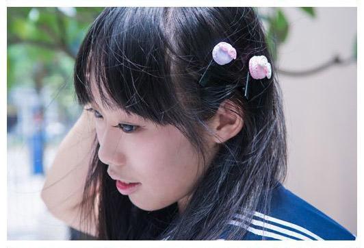 夢社娘头上戴着萌萌的粉色发卡