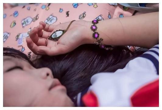 穿戴手链的夢社娘躺在床上，手链、项链特写。
