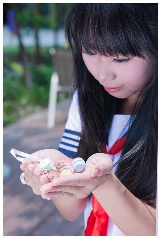 夢社娘捧着可爱的饰品