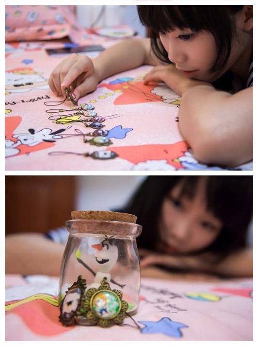 在床单上展示的动漫吊坠和瓶子