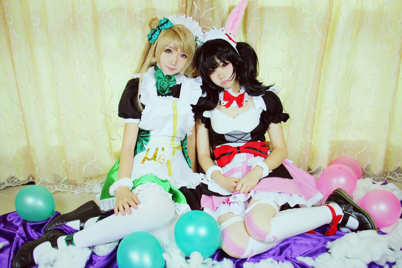 哲学少女-天真酱S扮演的南小鸟和六日目炼狱扮演的矢泽妮可肩并肩靠在一起