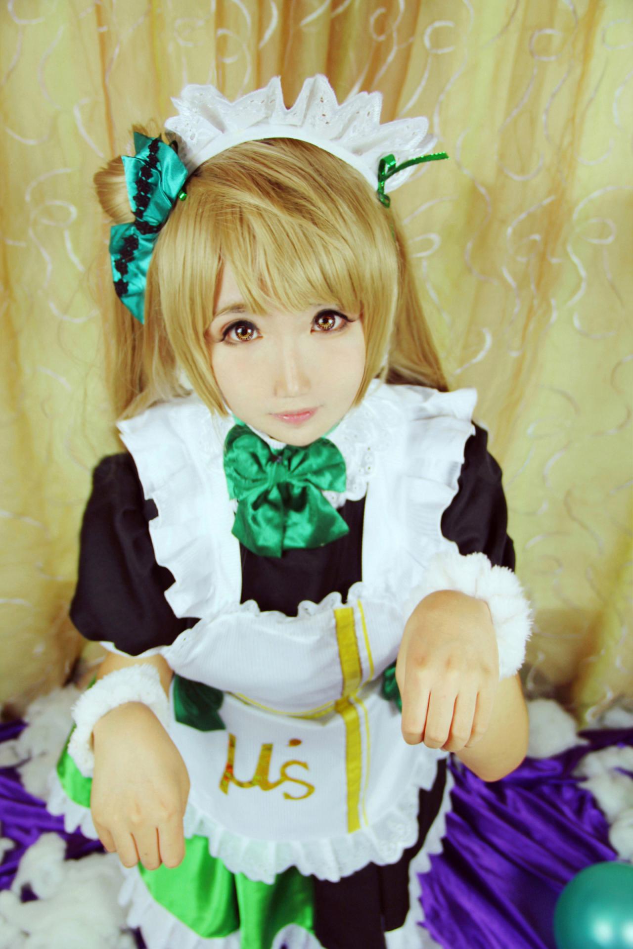 哲学少女-天真酱S扮演南小鸟，半跪作小猫卖萌手势