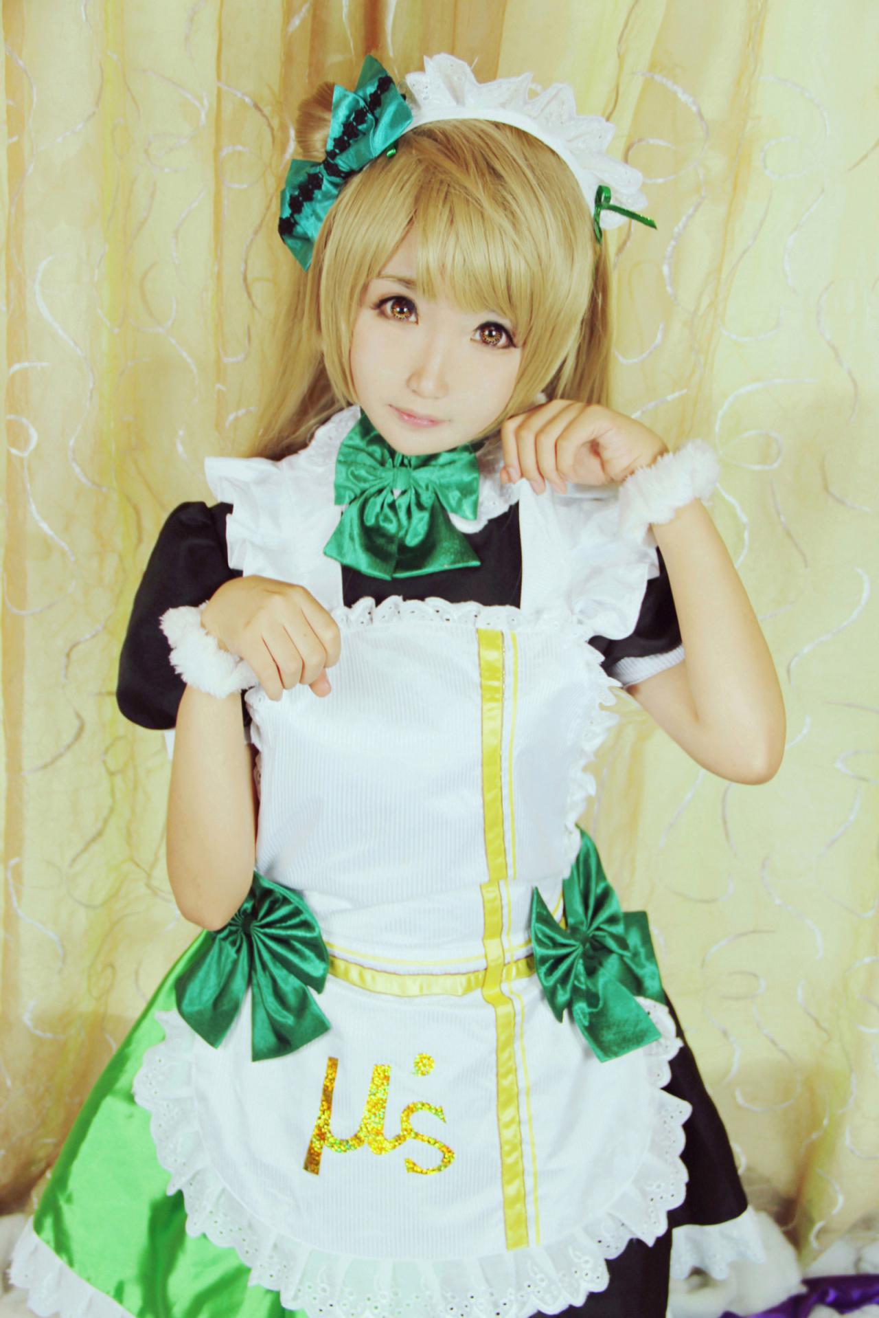 哲学少女-天真酱S扮演南小鸟，站着作小猫卖萌手势