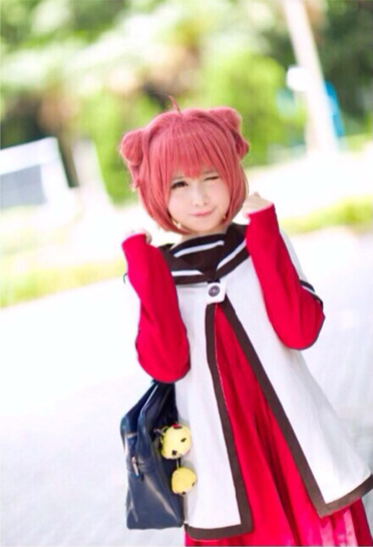 矮乐多Aliga扮演阿卡林眨眼睛双手做加油，小猫姿势！