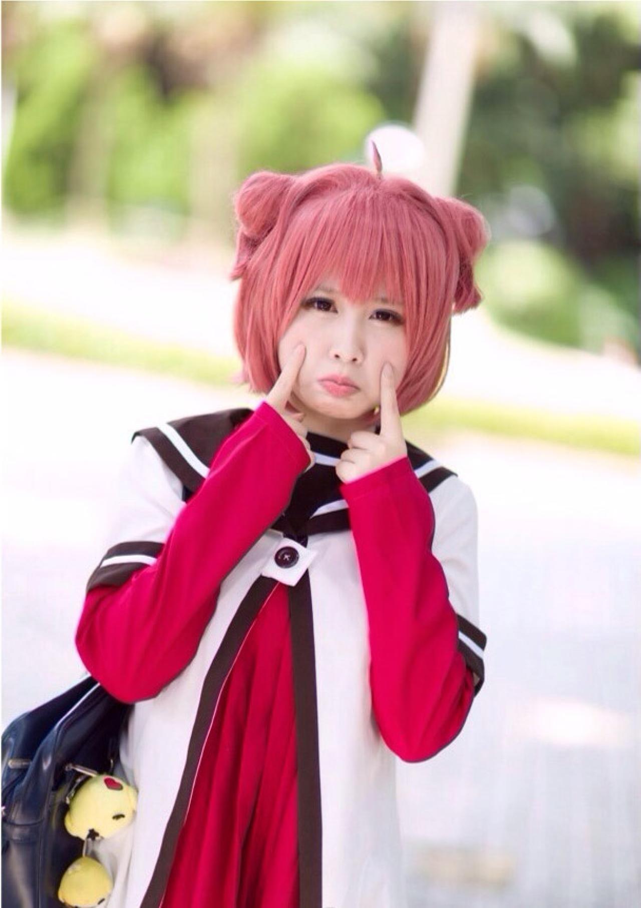 矮乐多Aliga扮演阿卡林，双手食指贴着脸，做羞羞的表情