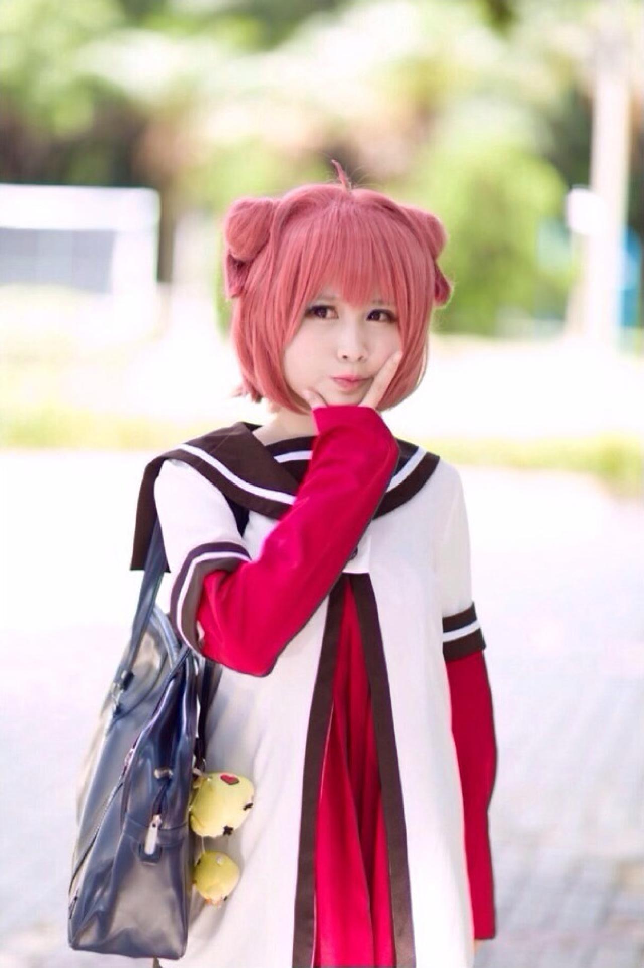 矮乐多Aliga扮演阿卡林右手食指和拇指抵住下巴，做思考状