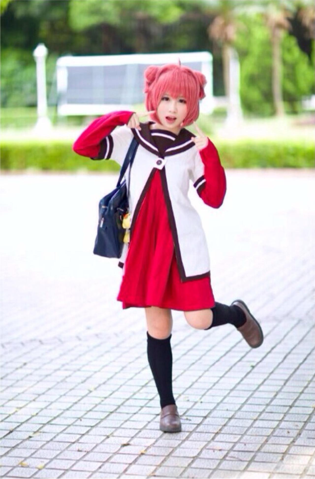 矮乐多Aliga扮演阿卡林双手食指指着脸部