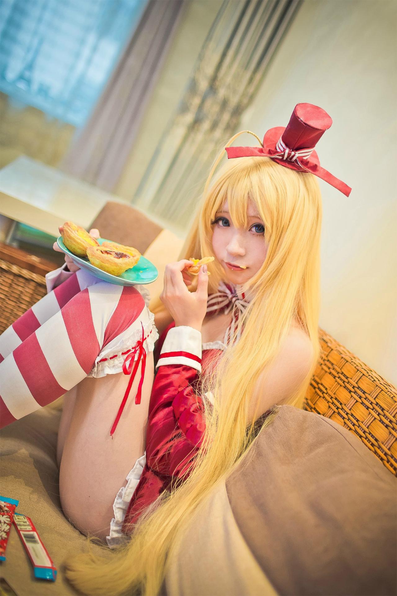 Meter扮演裘可拉正坐着在吃蛋挞