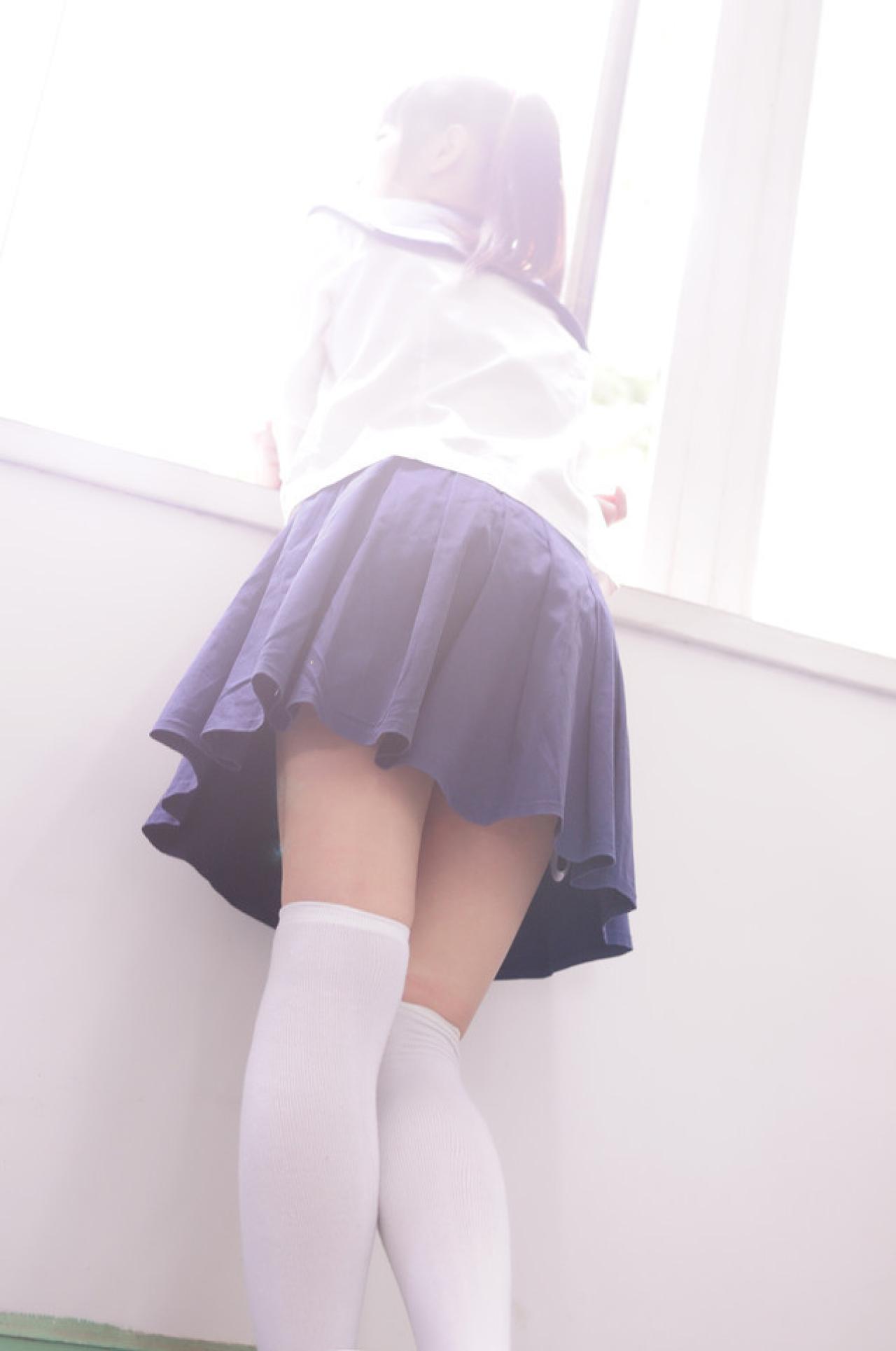 双马尾水手服少女伏在窗台，眺望窗外的背影