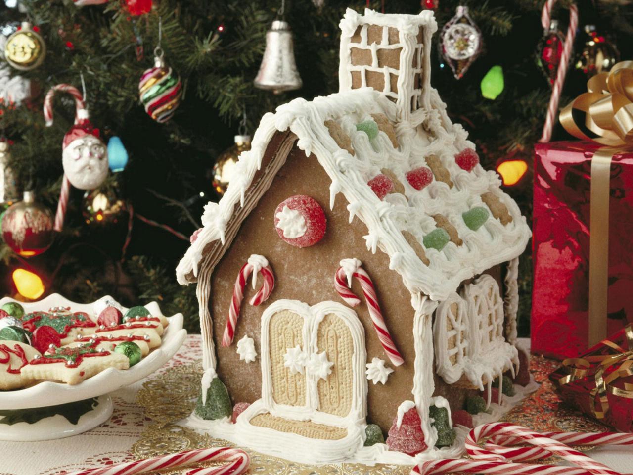 由饼干、奶油、糖果共同构成的圣诞小屋，屋后是圣诞树。