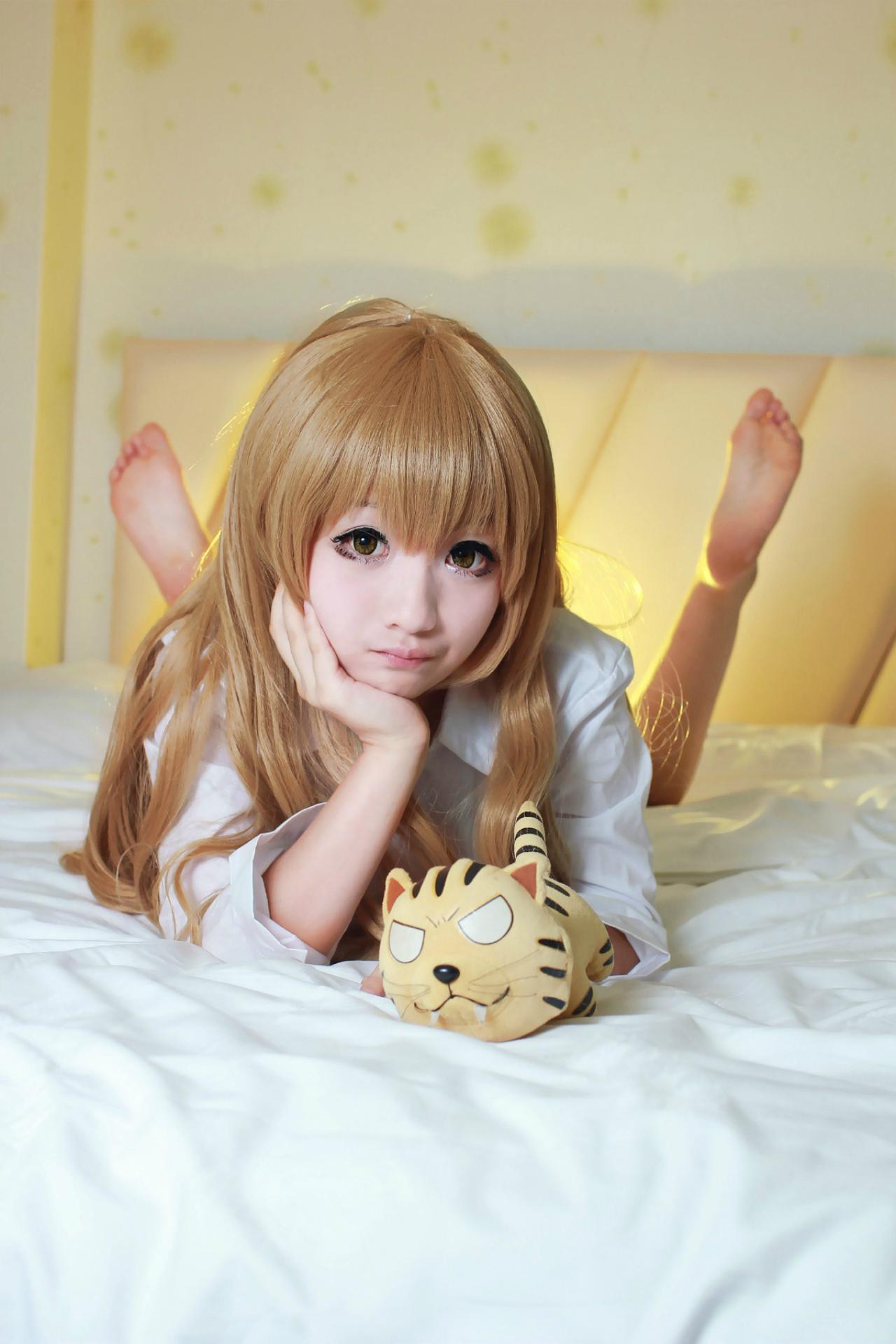 逢坂大魔王_AOI扮演逢坂大河穿着白衬衫和小老虎一起扒在床上