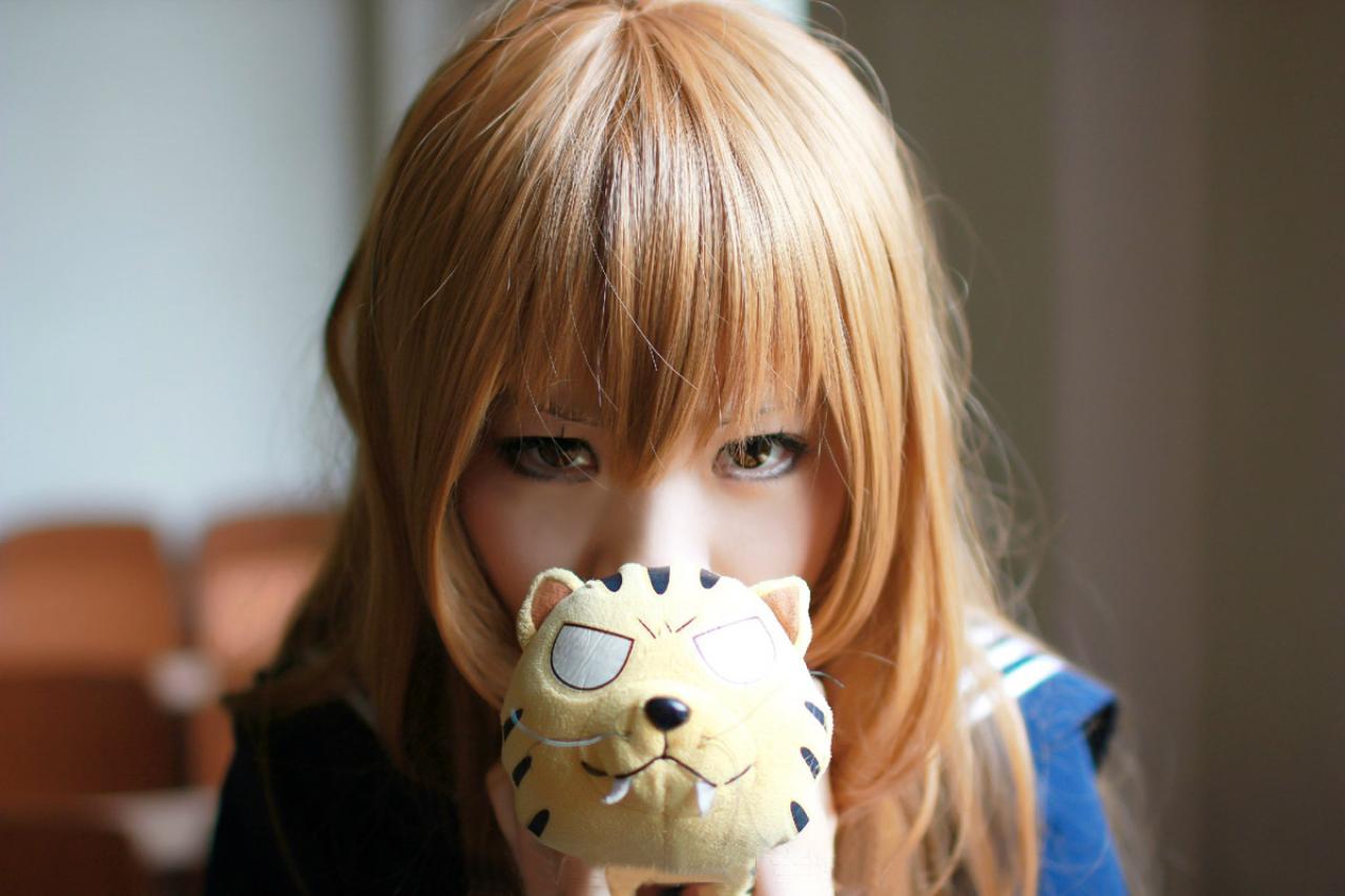 逢坂大魔王_AOI扮演逢坂大河双手抓着小老虎，把脸藏在后面