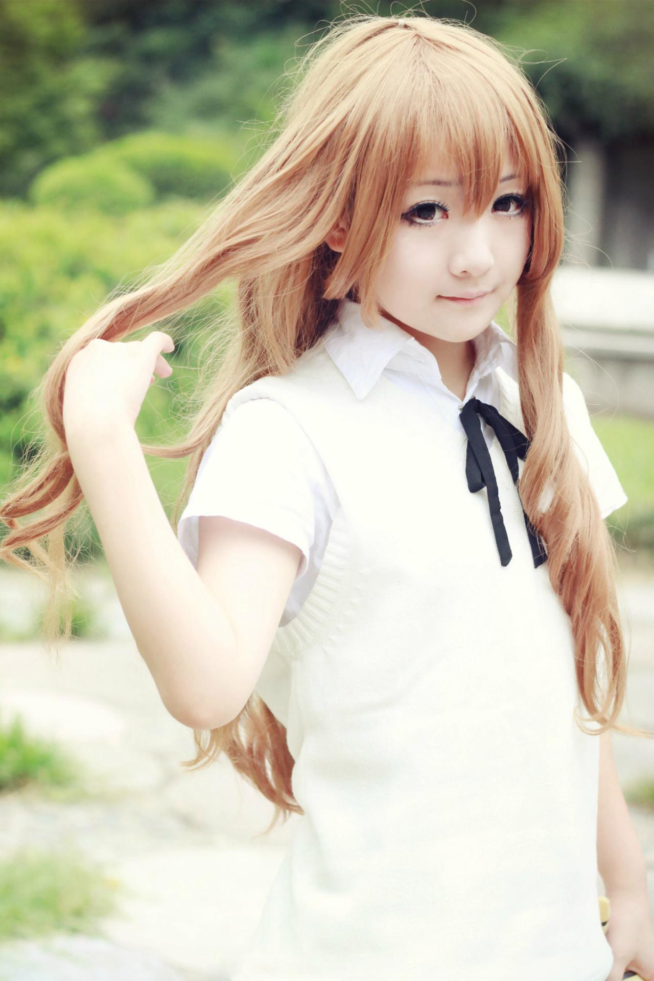 逢坂大魔王_AOI扮演逢坂大河轻捋头发正面照