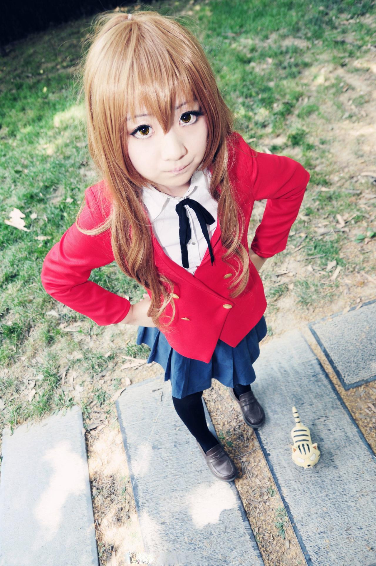 逢坂大魔王_AOI扮演逢坂大河穿着红色校服，双手叉腰