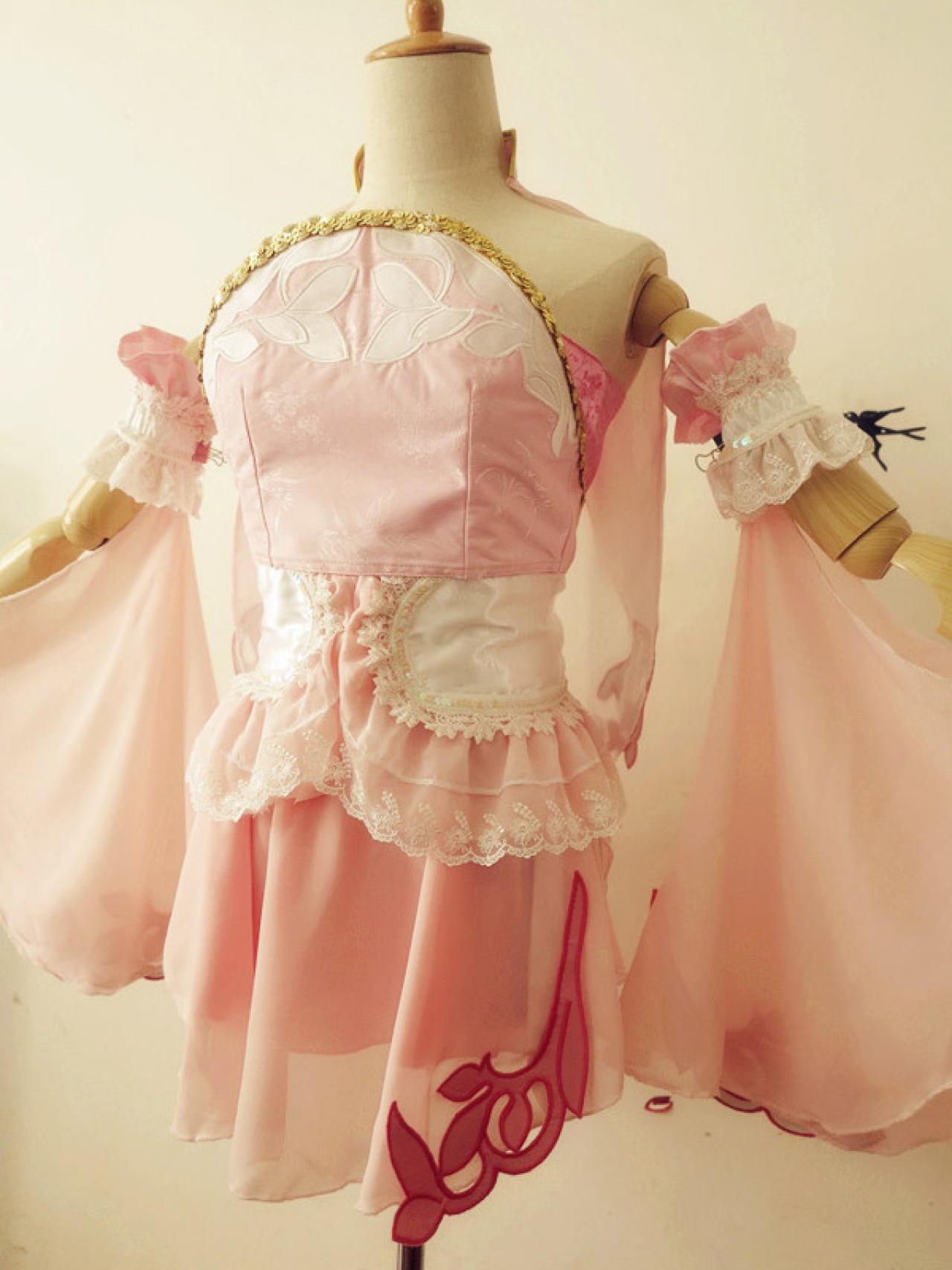 剑网三定国秀萝粉色COS服微侧面照