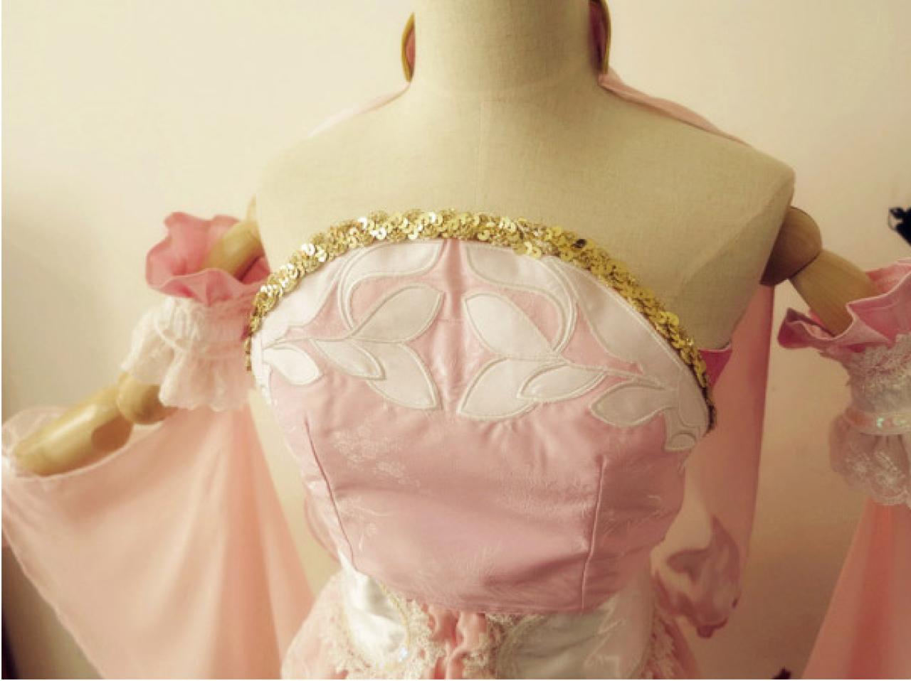 剑网三定国秀萝粉色COS服上身特写