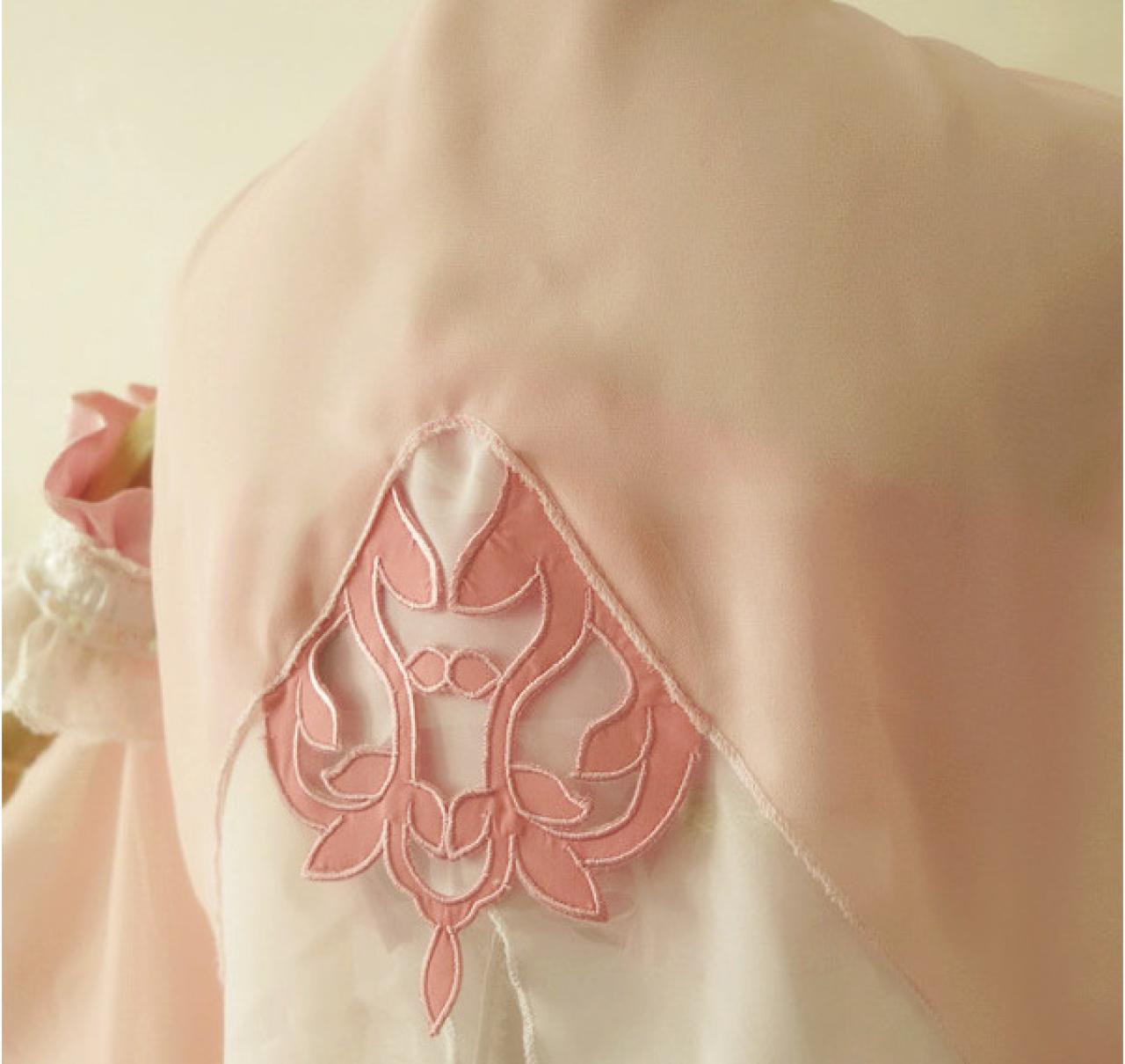 剑网三定国秀萝粉色COS服背部花纹特写