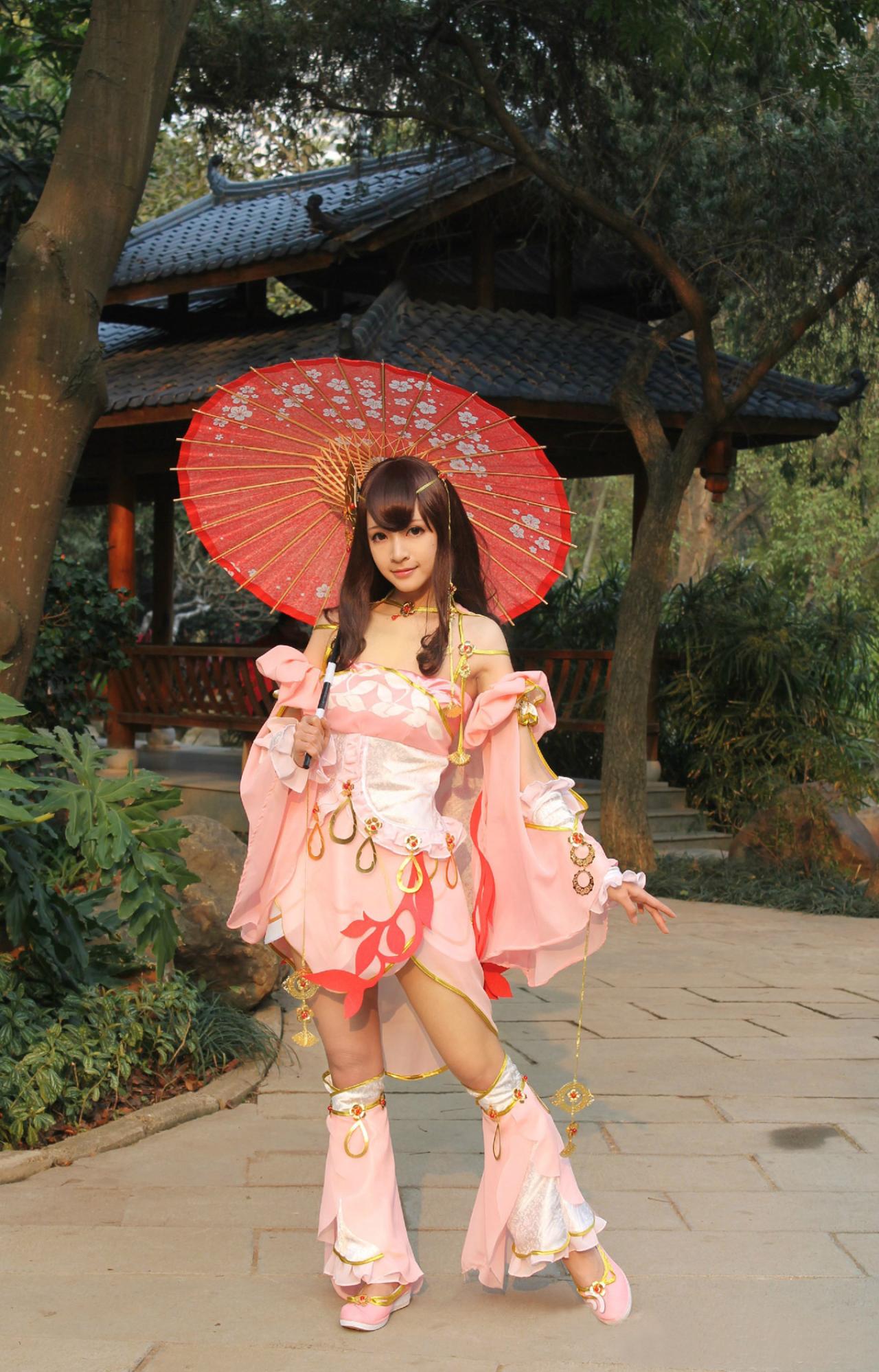 陈小丸扮演定国秀萝撑伞正面照