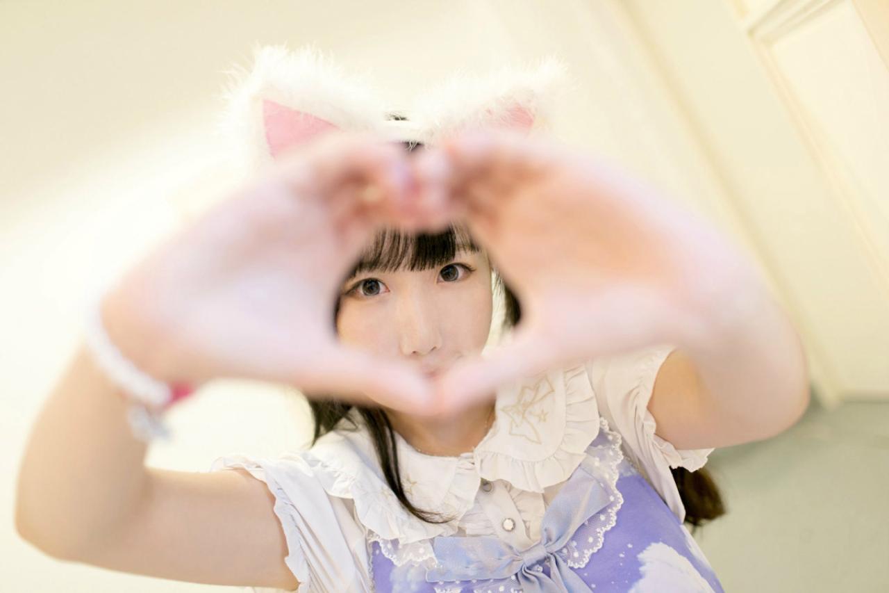 尾喵作心形手势