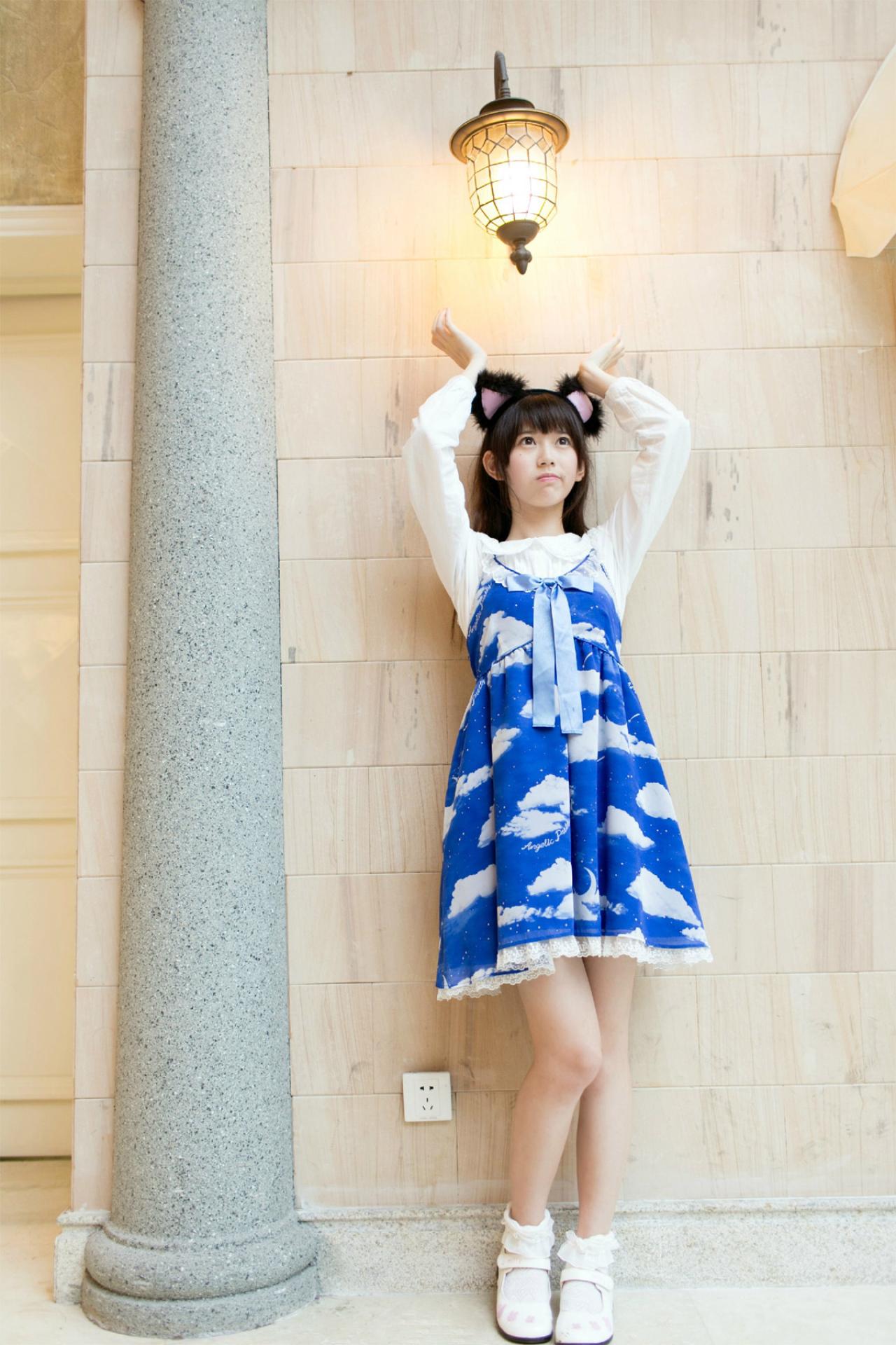 许夏幽靠在墙上