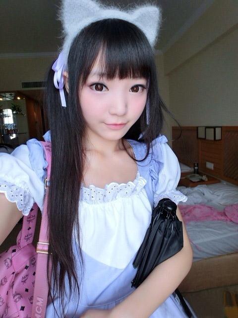 咬人猫穿着紫色连衣裙戴着猫耳朵头饰背着挎包自拍01