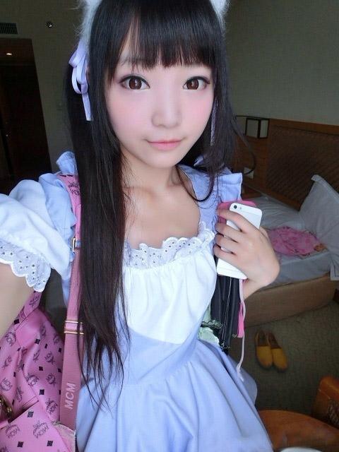 咬人猫穿着紫色连衣裙戴着猫耳朵头饰背着挎包自拍02