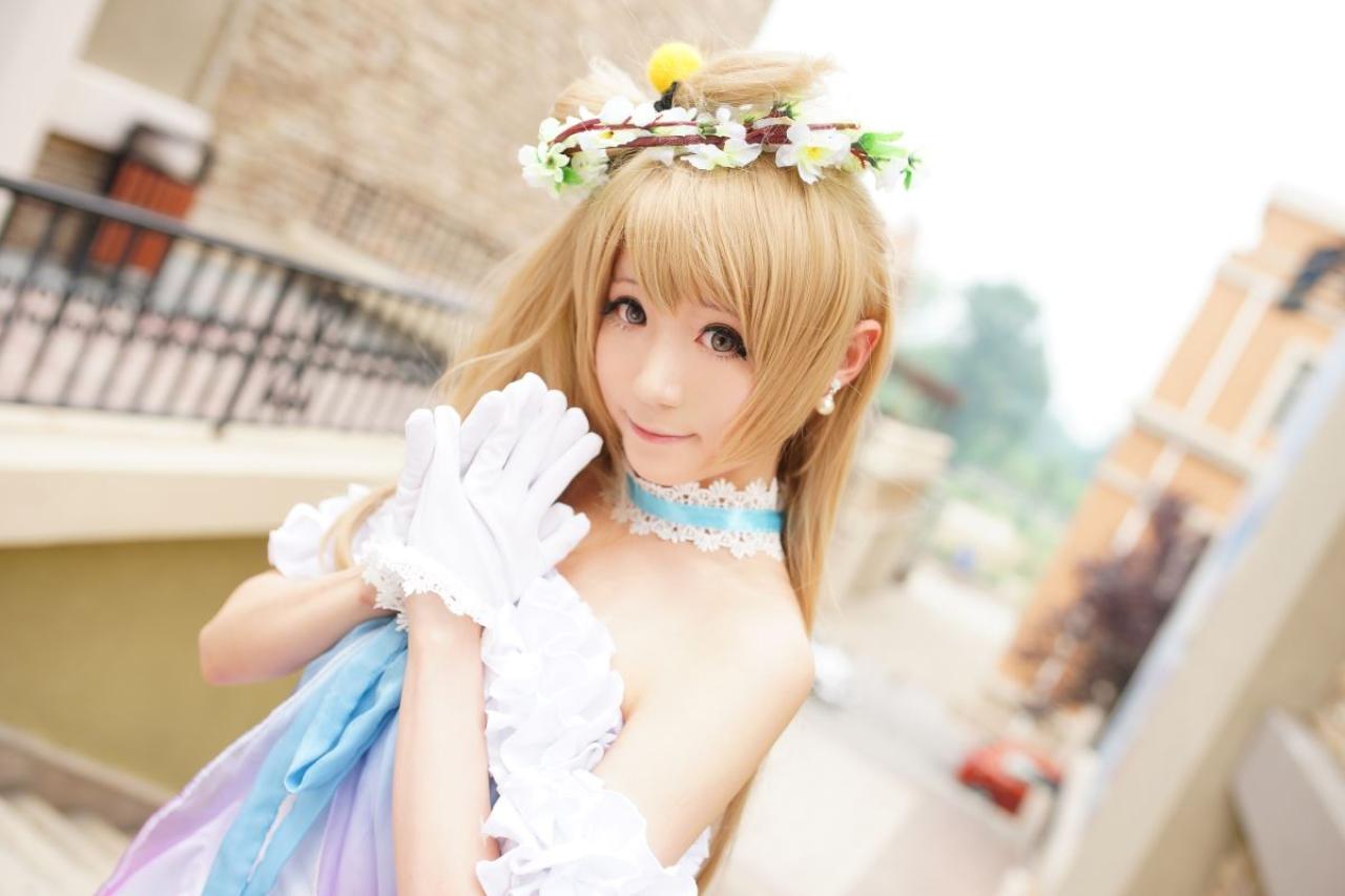 Meter扮演南小鸟五指分开，双手掌对掌靠在一起