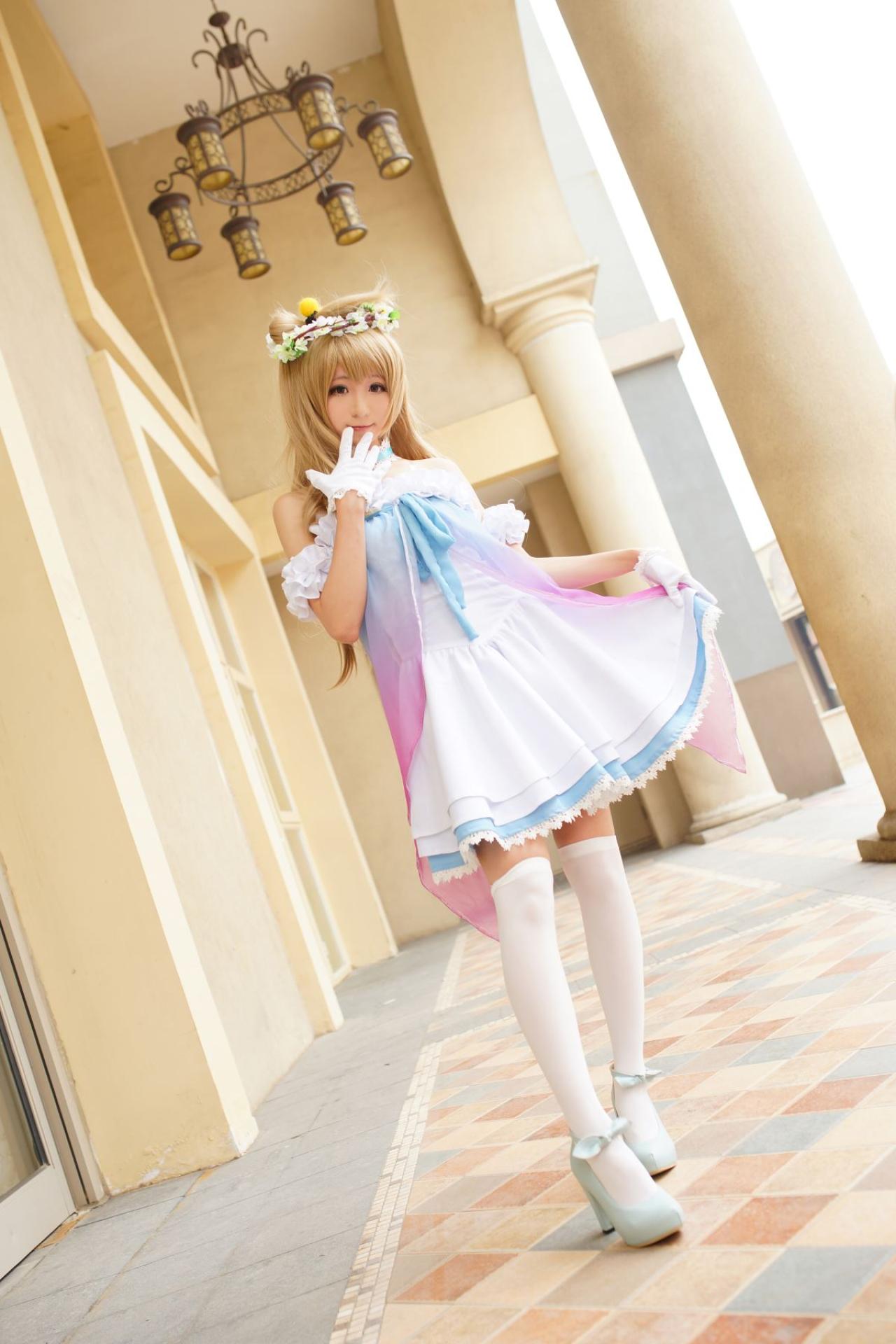 Meter扮演南小鸟轻轻撩起裙角