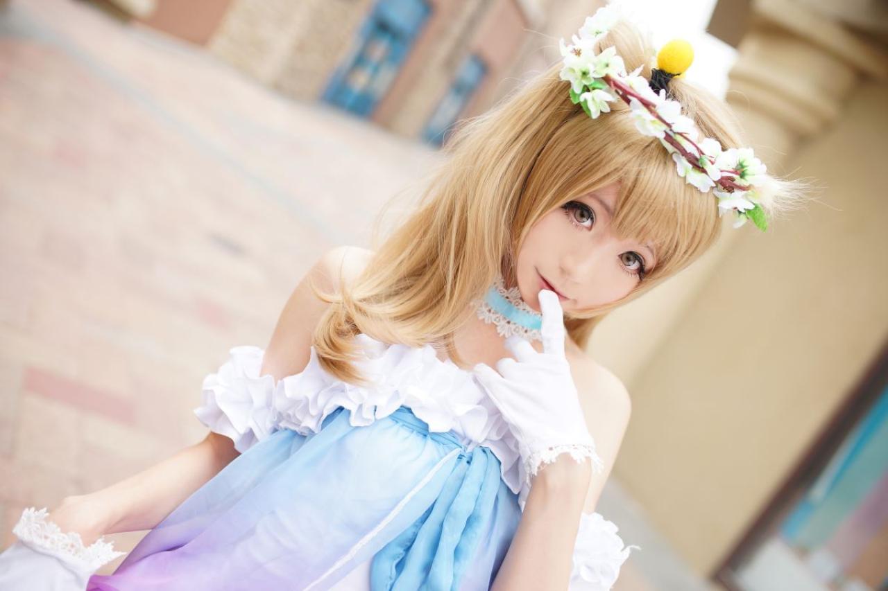 Meter扮演南小鸟手指轻轻抵住嘴唇卖萌