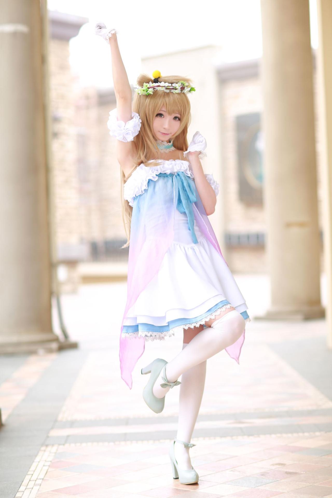 Meter扮演南小鸟一手高举，一手放在耳旁，似乎是在加油？