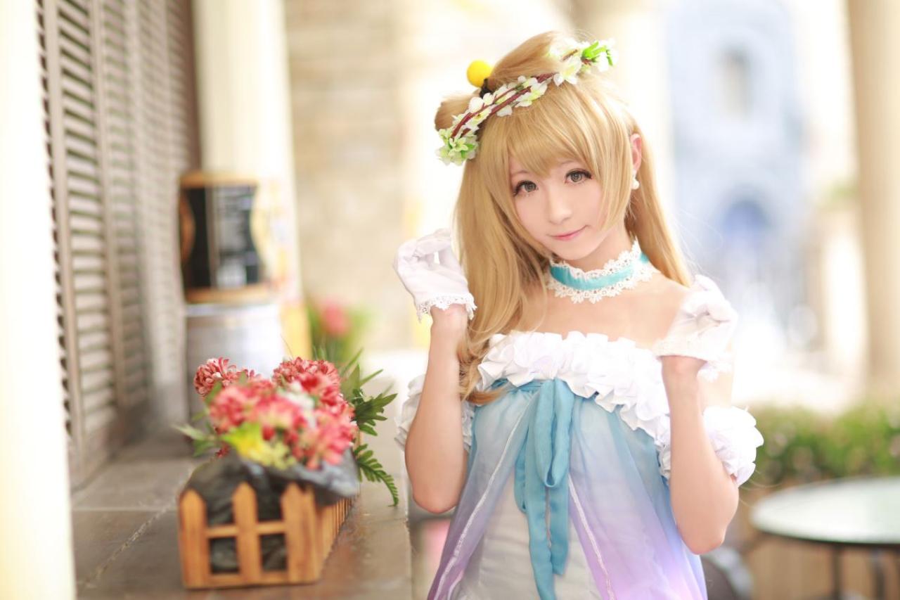 Meter扮演南小鸟双手弯起在半空