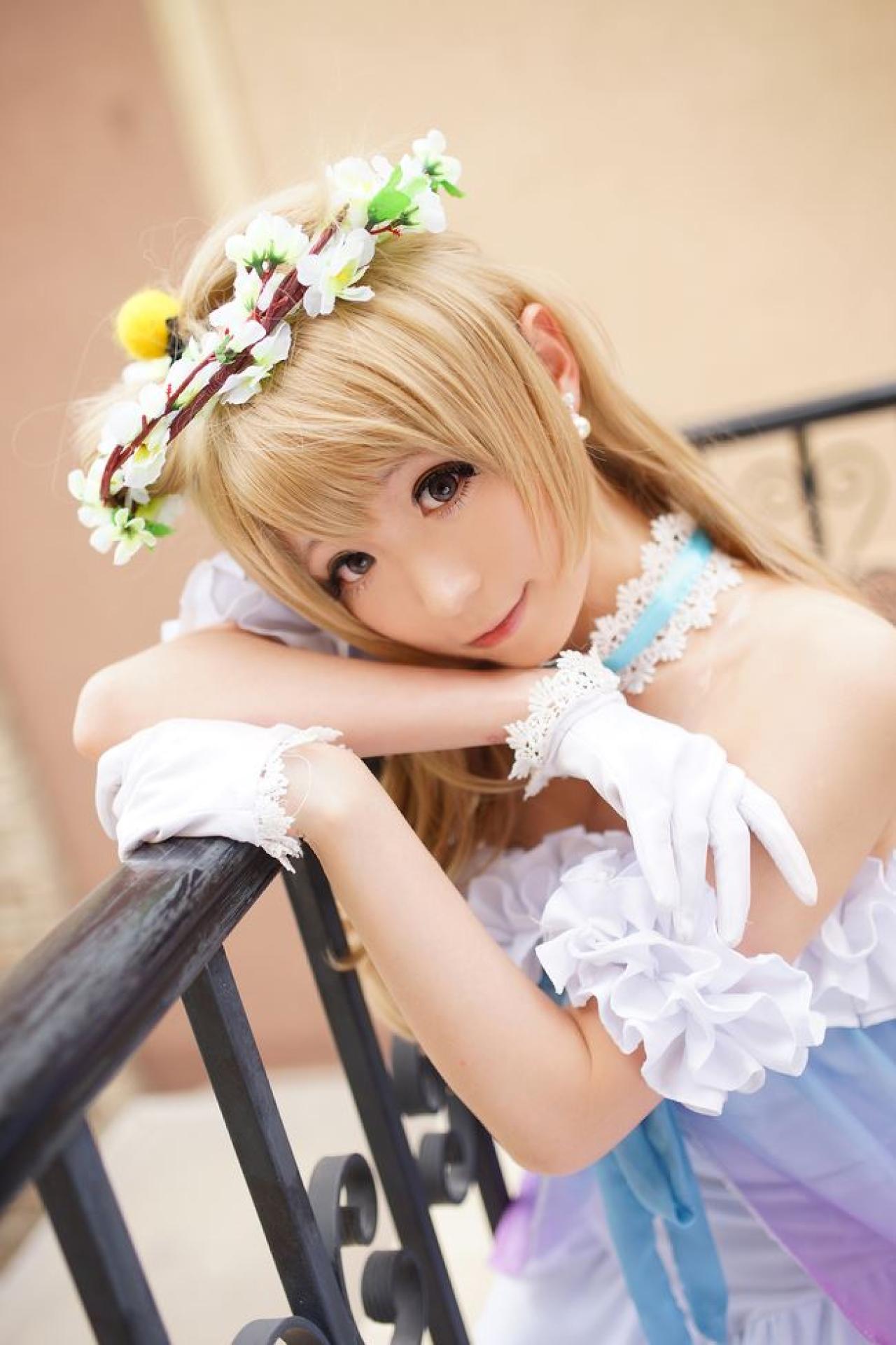 Meter扮演南小鸟扒在栏杆上，上半身特写