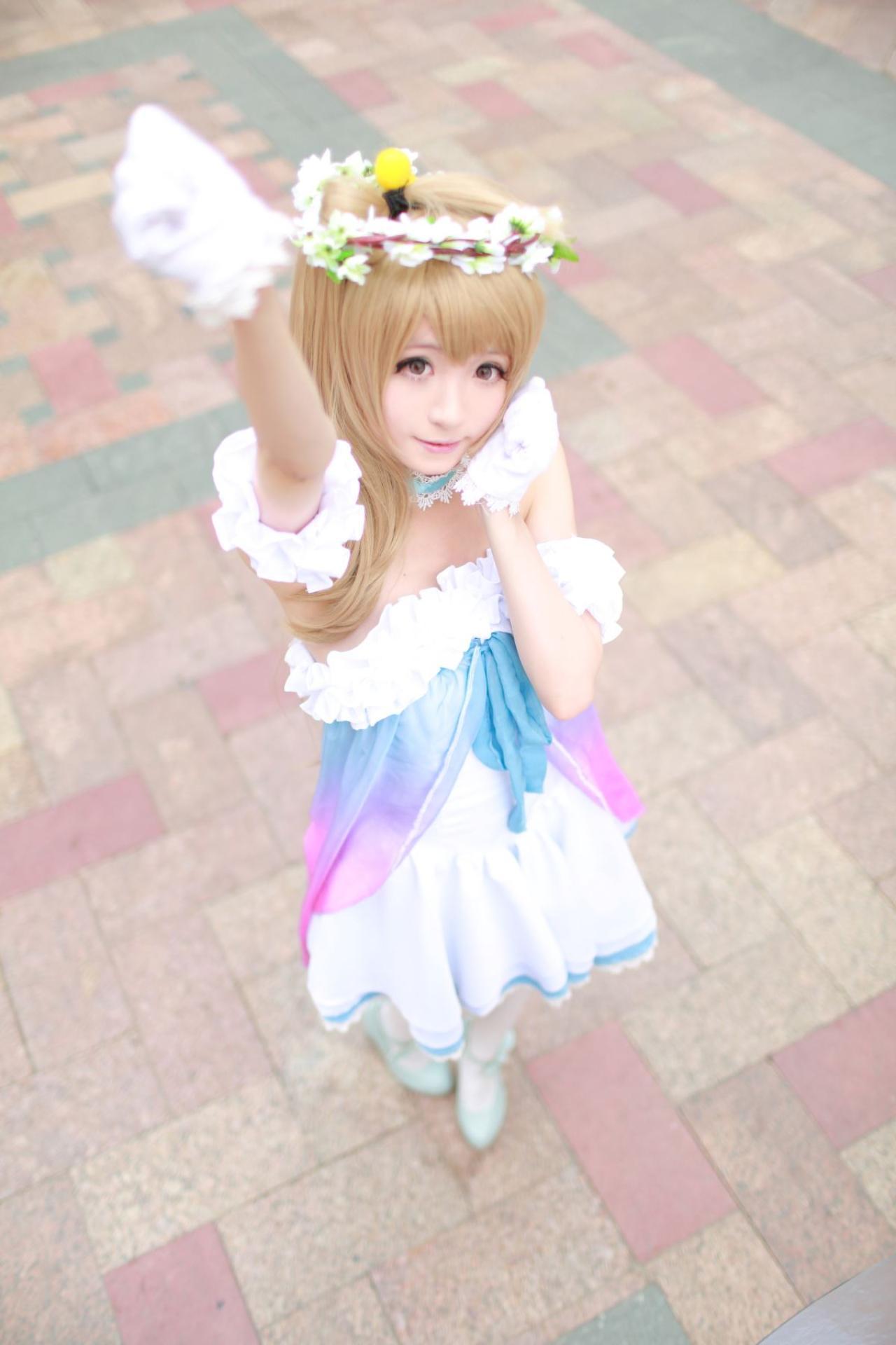 Meter扮演南小鸟一手举高，一手贴在脸上，俯拍照，满满都是正能量