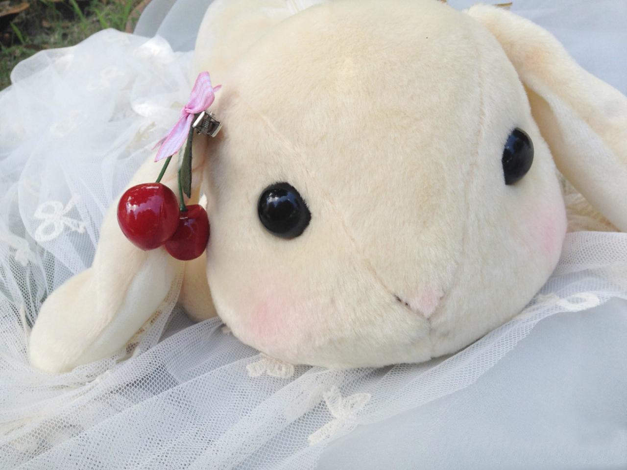 奶茶色背包的兔子头上正挂着樱桃头饰