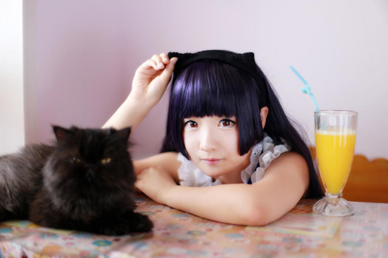 一只小黑猫趴了过来，AOI扮演五更琉璃摸了摸猫耳头饰